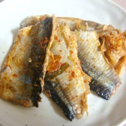キムチの味が秋刀魚に染み込んで美味しいですね♪ピり辛な味でご飯におつまみに美味しく頂きました（*^_^*）ご馳走さまでした。レシピたくさん増えましたね♪